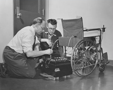 La primera silla de ruedas con propulsión se diseñó en 1950, por George Klein