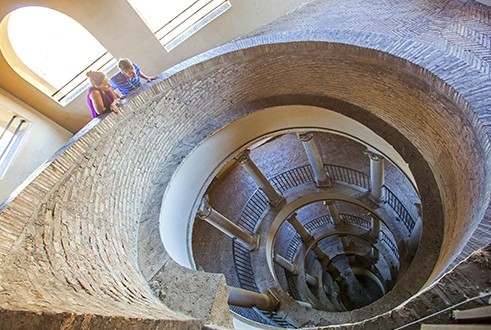 Escalera de Bramante, Vaticano (1505).