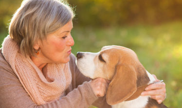 10 maneras de mejorar la vida de los mayores con una mascota
