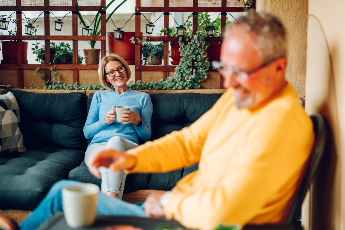 pareja-ancianos-tomando-cafe-en-balcon-de-casa